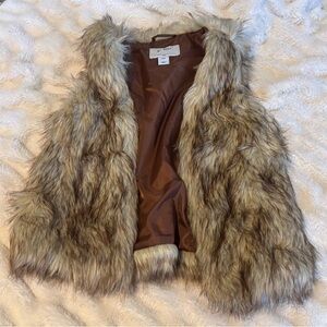 Girl’s faux fur vest medium (8)